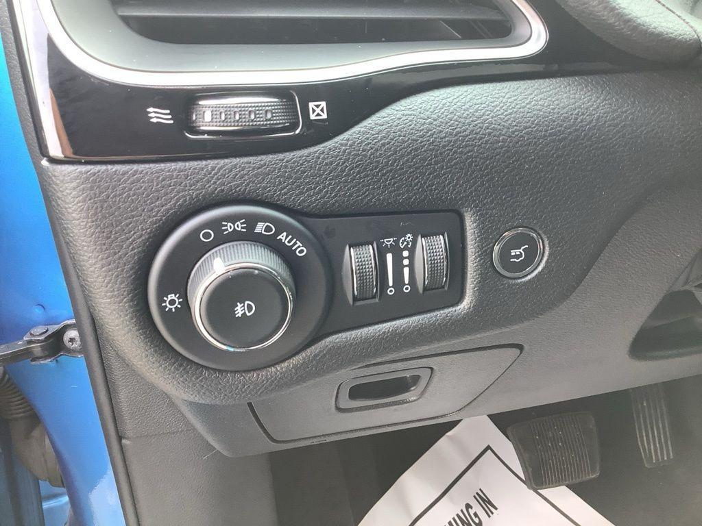 used 2023 Jeep Cherokee car, priced at $23,553