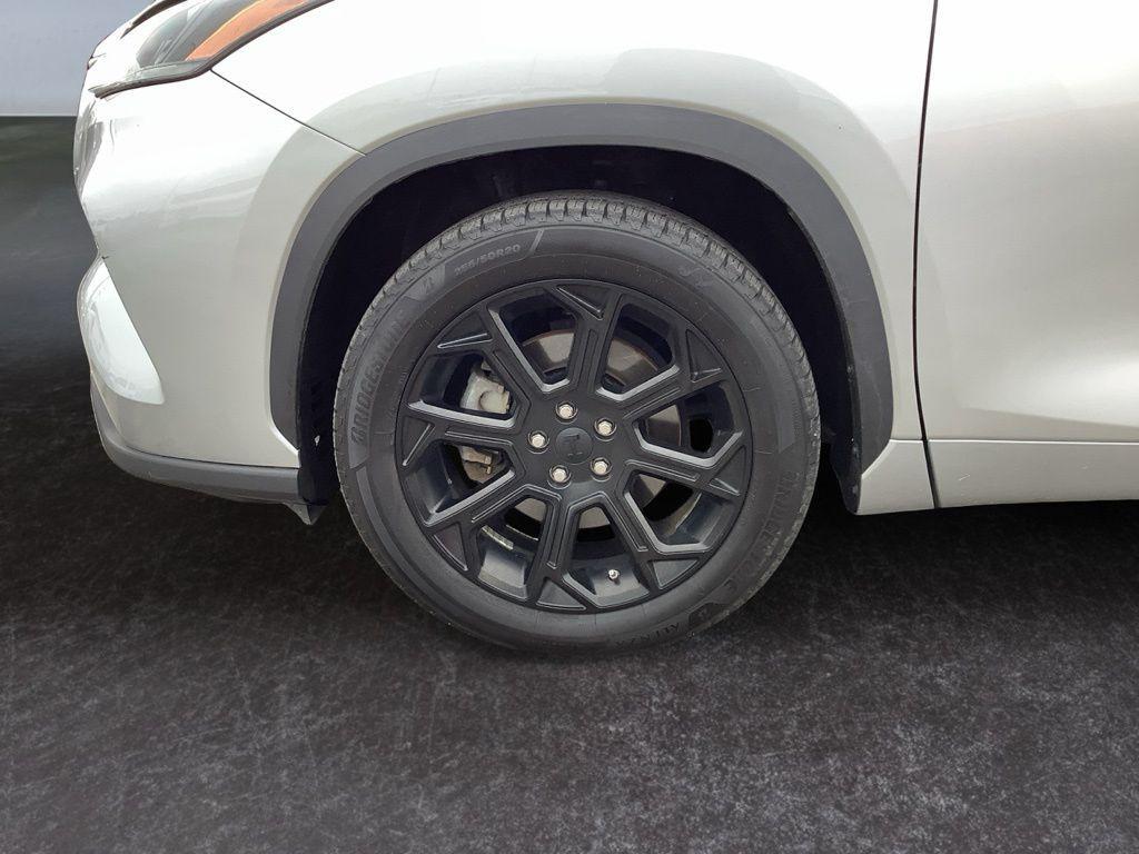 used 2022 Toyota Highlander car, priced at $28,000