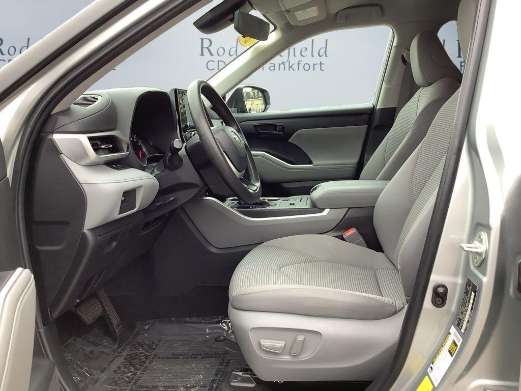 used 2022 Toyota Highlander car, priced at $28,000