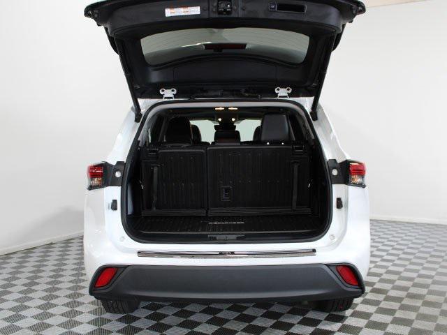 used 2022 Toyota Highlander car, priced at $39,900