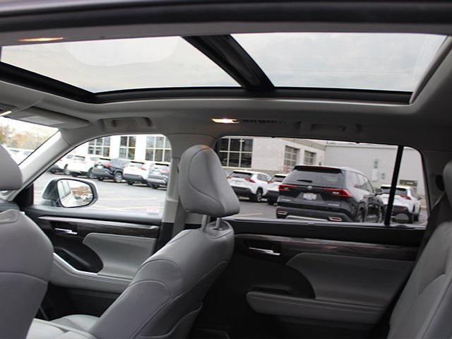 used 2022 Toyota Highlander car, priced at $34,900