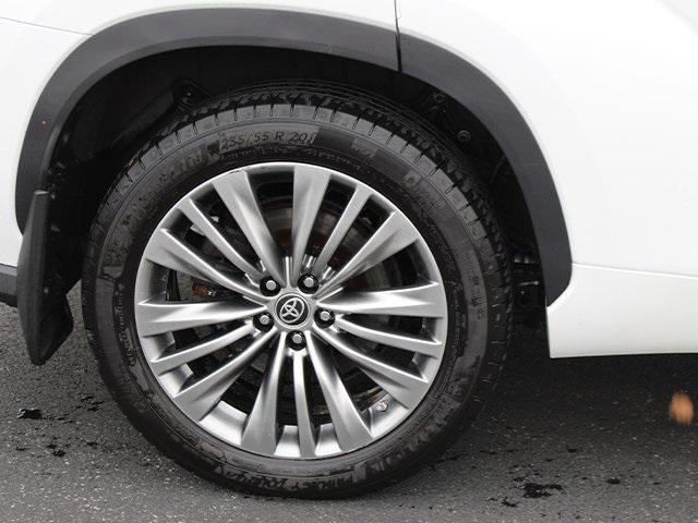 used 2022 Toyota Highlander car, priced at $34,900
