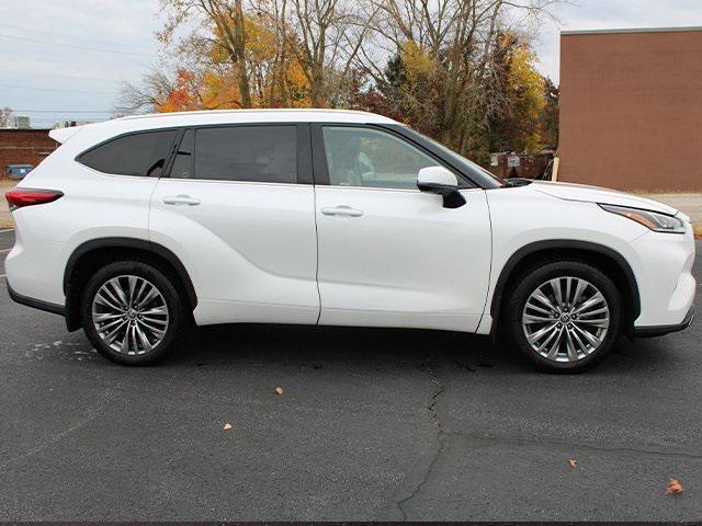 used 2022 Toyota Highlander car, priced at $34,900