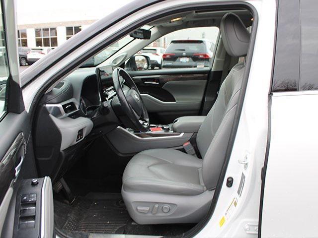 used 2022 Toyota Highlander car, priced at $34,900