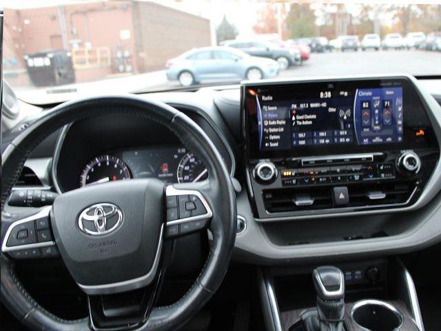 used 2022 Toyota Highlander car, priced at $34,900