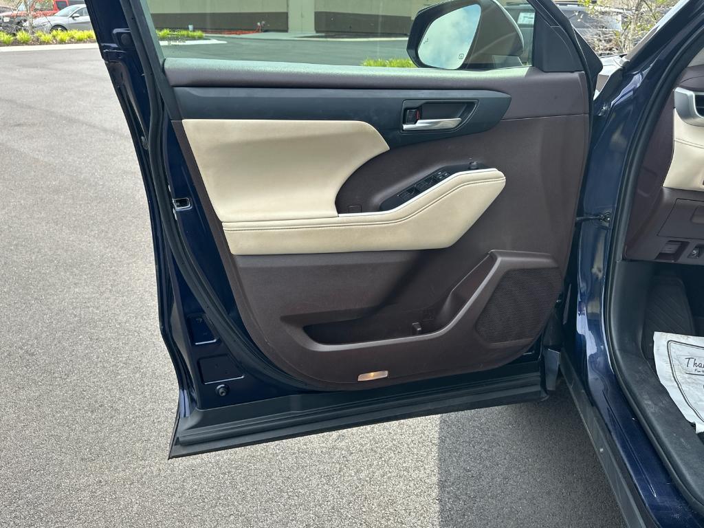 used 2021 Toyota Highlander car, priced at $30,538