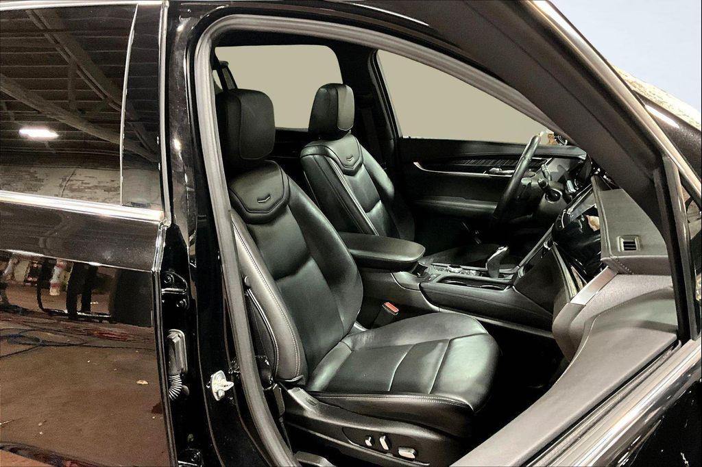used 2025 Cadillac XT6 car, priced at $44,991