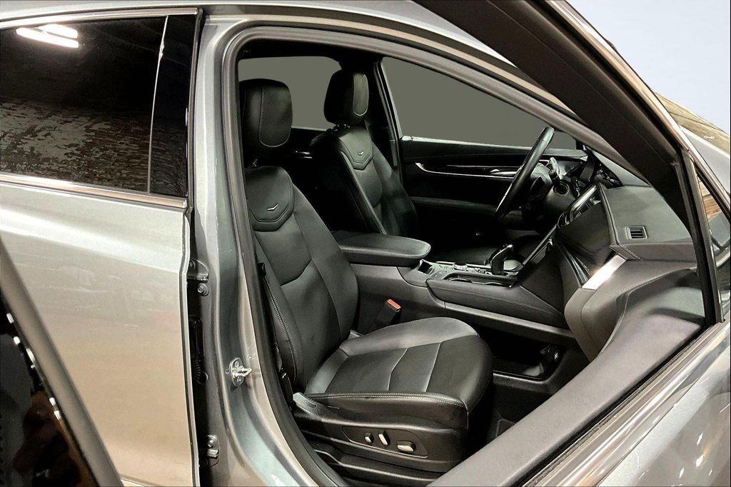 used 2025 Cadillac XT5 car, priced at $41,890