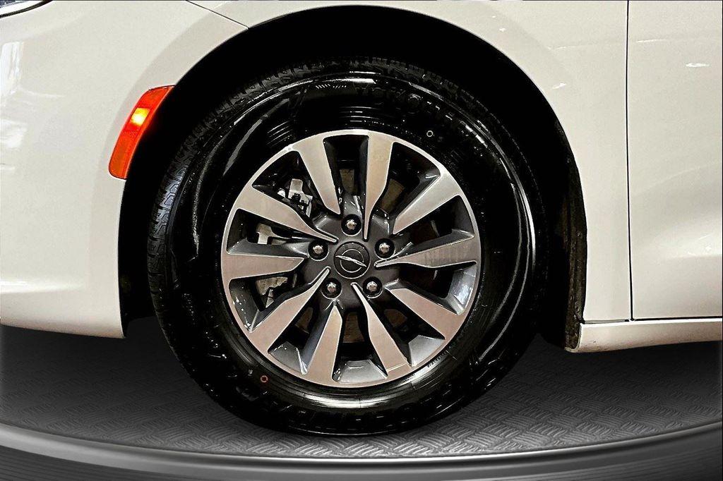 used 2024 Chrysler Pacifica Hybrid car, priced at $28,995