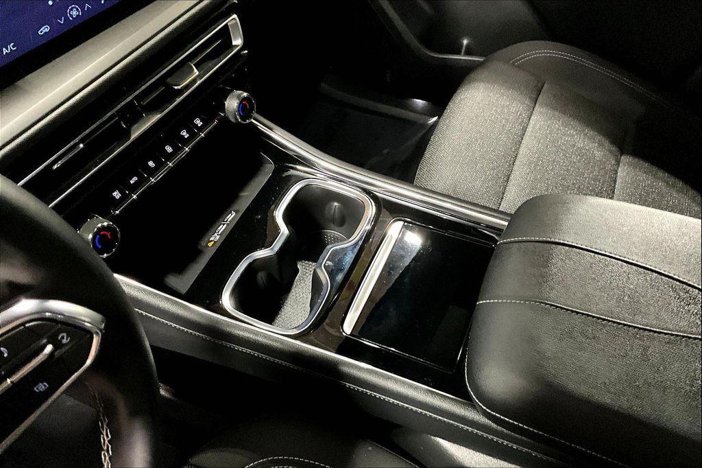 used 2024 Chevrolet Traverse car, priced at $34,996