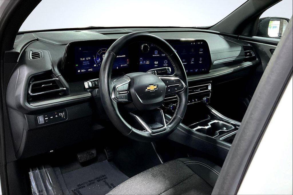 used 2024 Chevrolet Traverse car, priced at $34,996