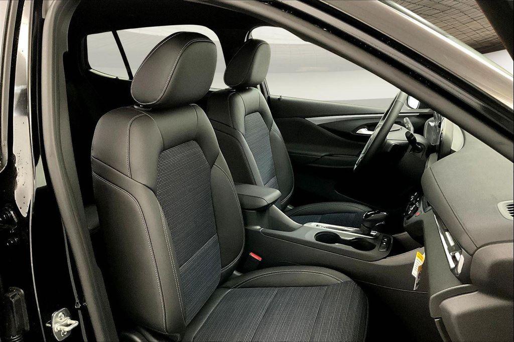 new 2025 Buick Envista car, priced at $25,644