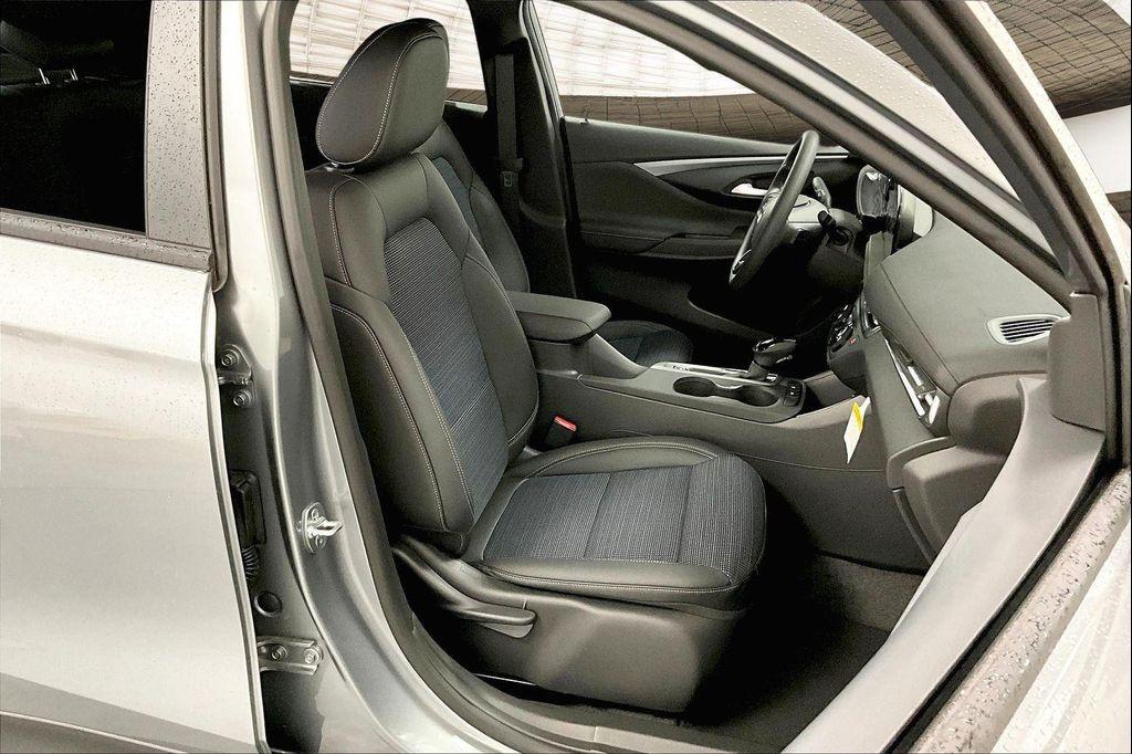 new 2025 Buick Envista car, priced at $24,406
