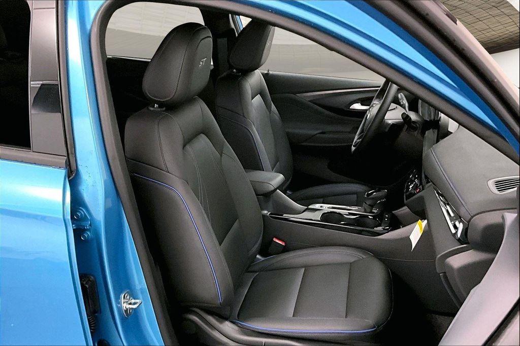 new 2025 Buick Envista car, priced at $27,195