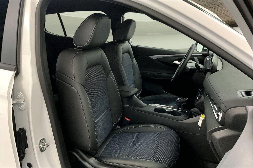 new 2025 Buick Envista car, priced at $25,973