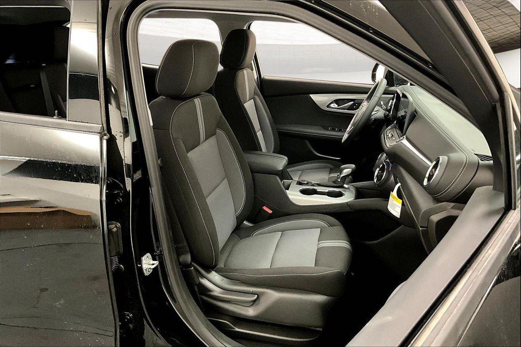 new 2025 Chevrolet Blazer car, priced at $35,917