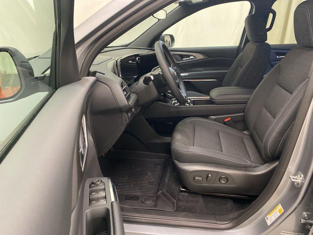 new 2026 Chevrolet Traverse car, priced at $45,120