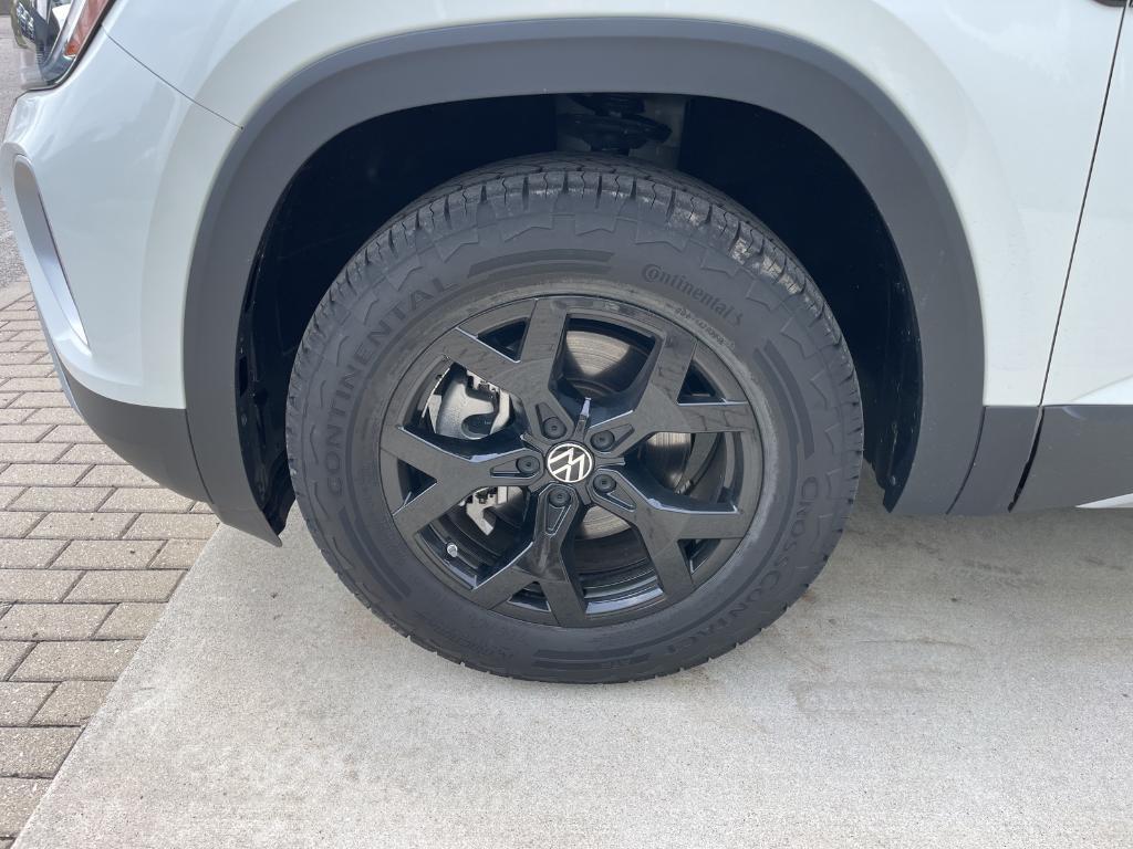 new 2025 Volkswagen Atlas car, priced at $45,360