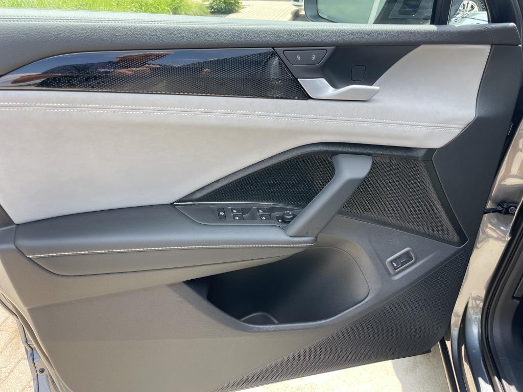 new 2025 Volkswagen Tiguan car, priced at $33,929