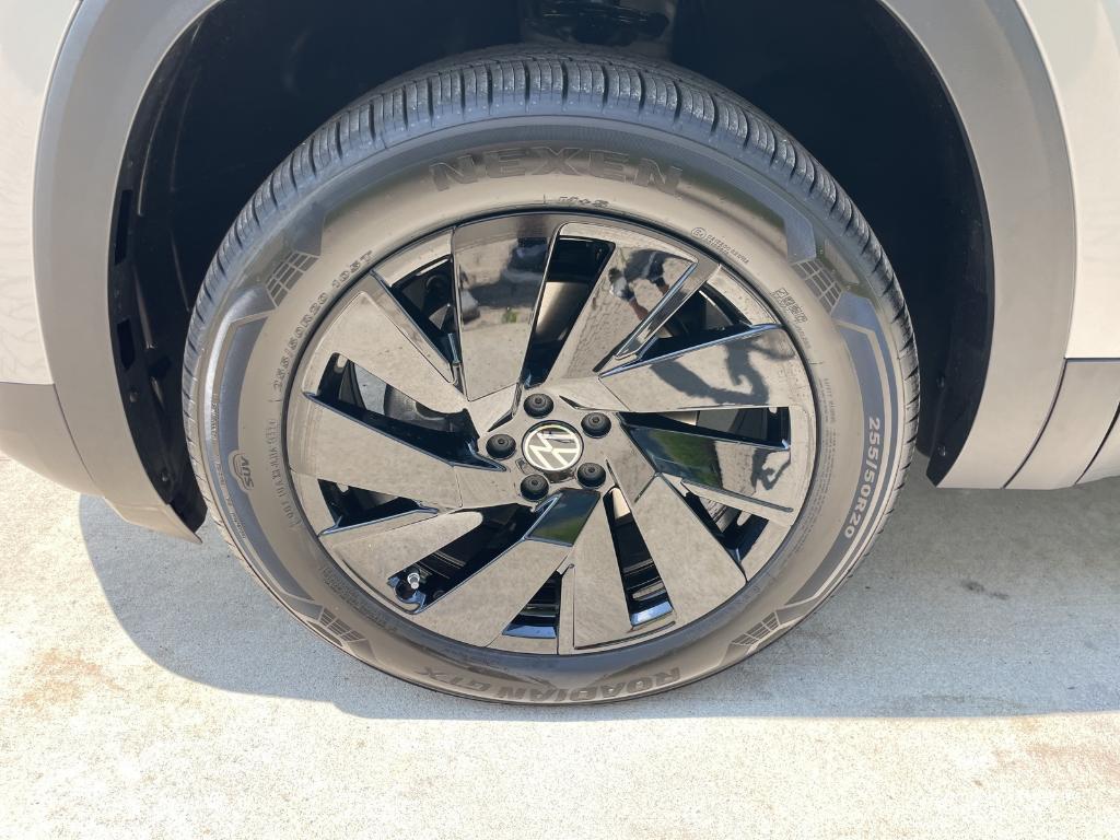 new 2025 Volkswagen Atlas car, priced at $41,443