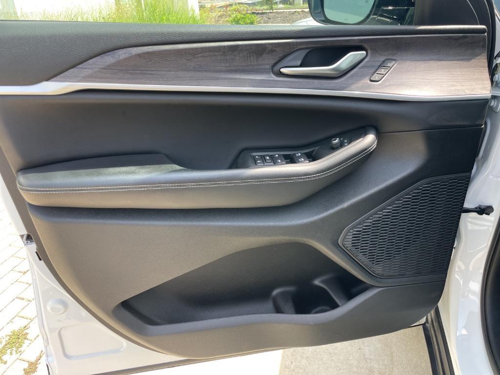 used 2024 Jeep Grand Cherokee car, priced at $37,992