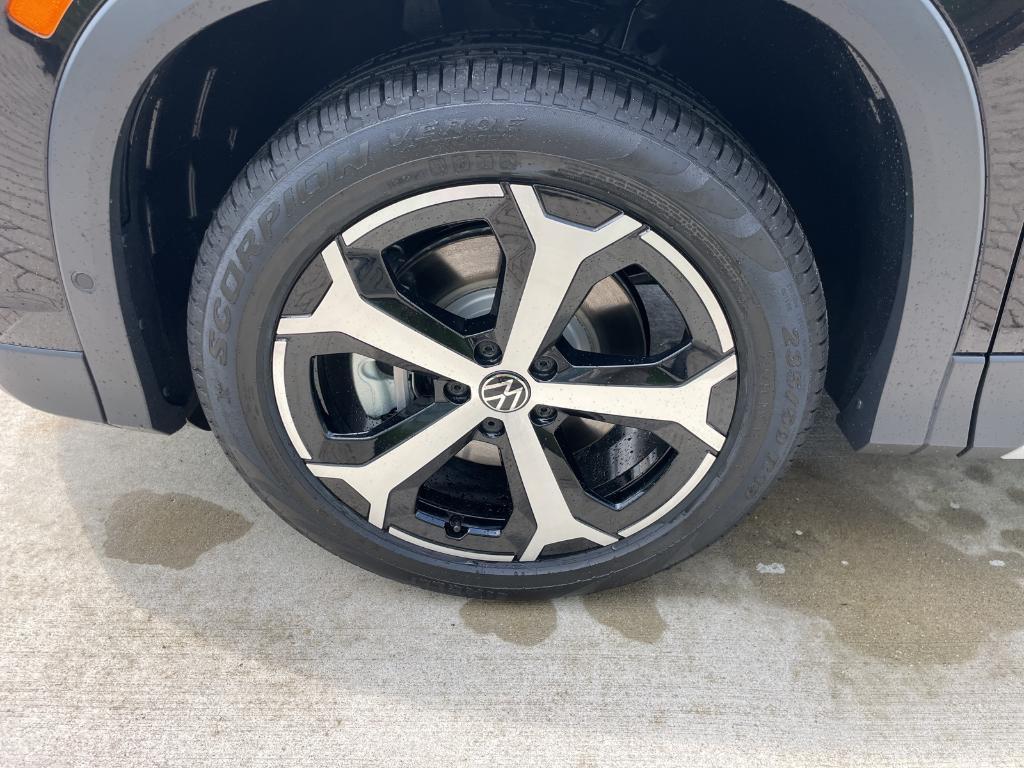 new 2025 Volkswagen Tiguan car, priced at $34,034