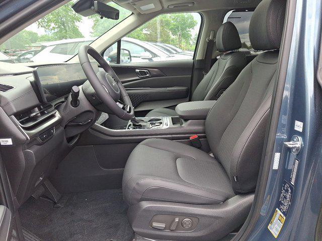 new 2025 Kia Carnival car, priced at $53,095