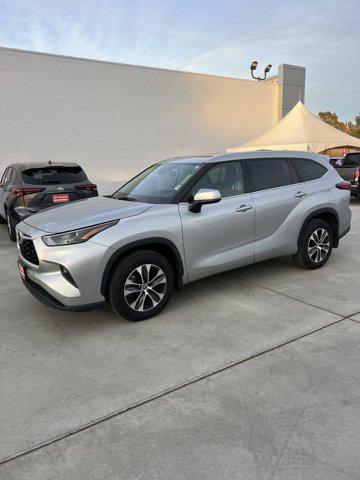 used 2022 Toyota Highlander car, priced at $35,995