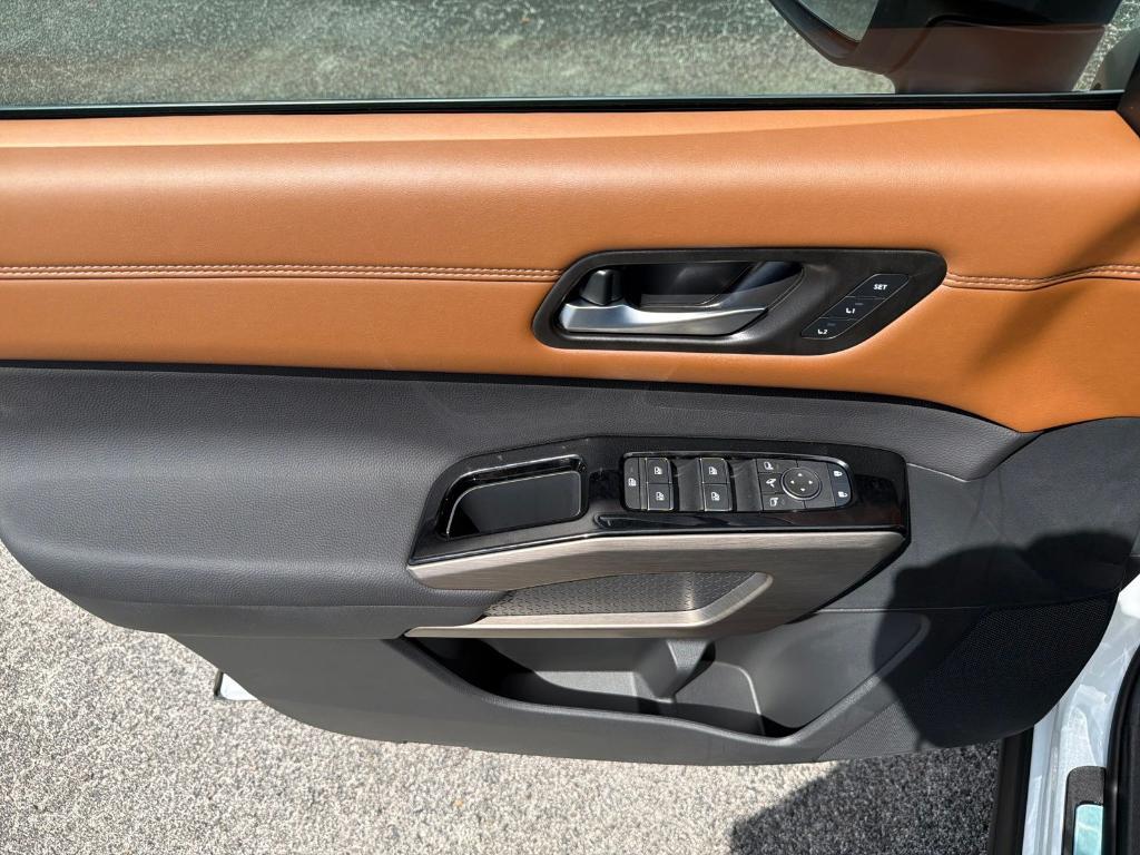 new 2025 Nissan Pathfinder car, priced at $49,672