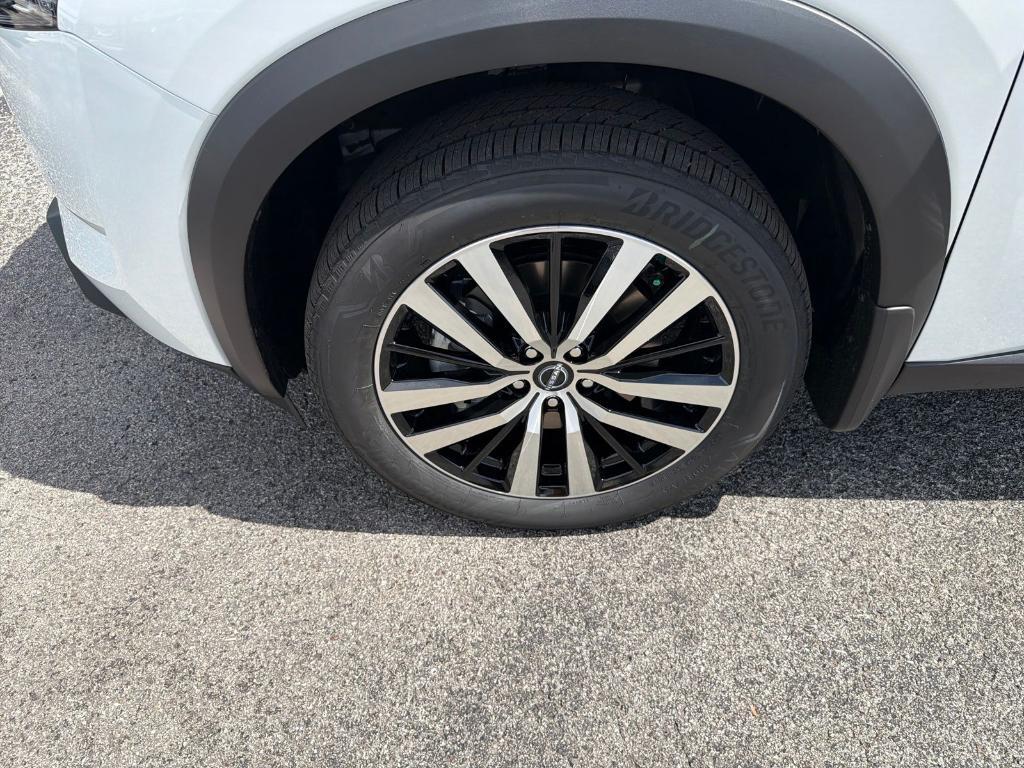 new 2025 Nissan Pathfinder car, priced at $49,672