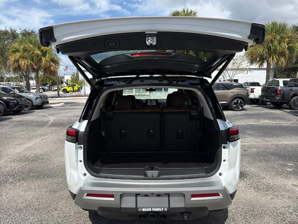 new 2025 Nissan Pathfinder car, priced at $49,672