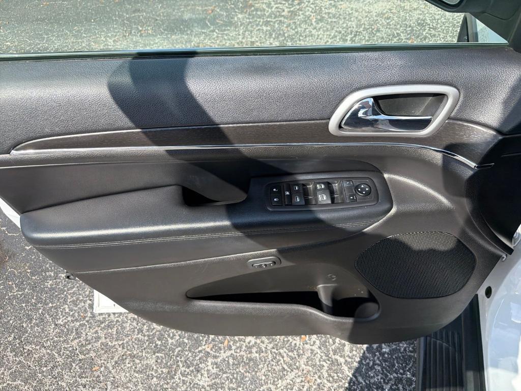 used 2018 Jeep Grand Cherokee car, priced at $15,497