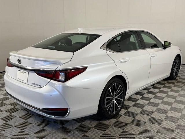 used 2025 Lexus ES 300h car, priced at $45,990