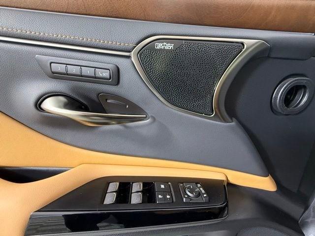 new 2025 Lexus ES 300h car, priced at $57,149