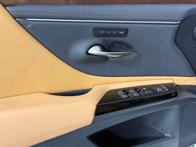 new 2025 Lexus ES 300h car, priced at $51,124