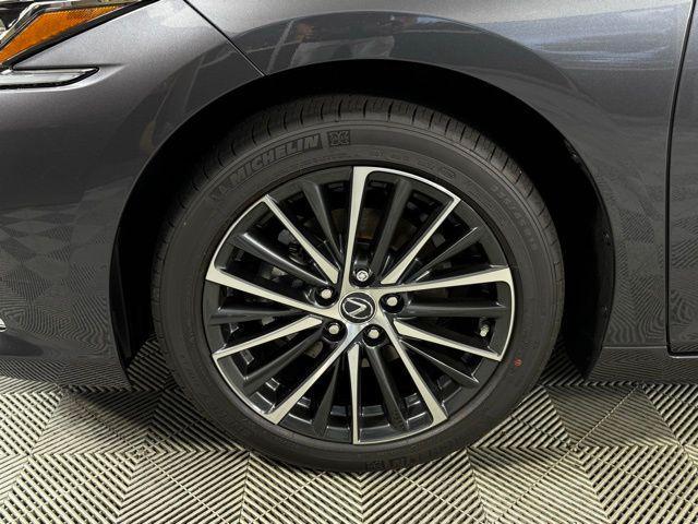 new 2025 Lexus ES 300h car, priced at $51,124