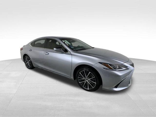 new 2025 Lexus ES 300h car, priced at $51,124