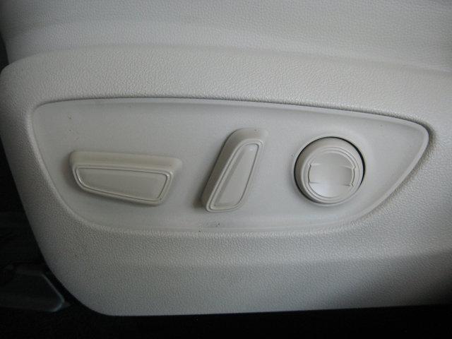 used 2022 Toyota Highlander car, priced at $35,490