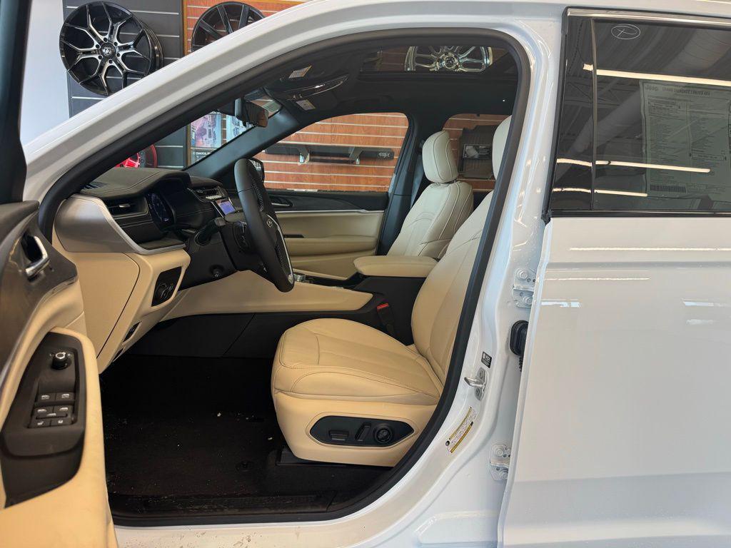 new 2025 Jeep Grand Cherokee car, priced at $43,571