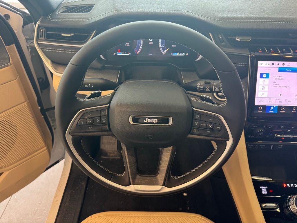 new 2025 Jeep Grand Cherokee car, priced at $43,571
