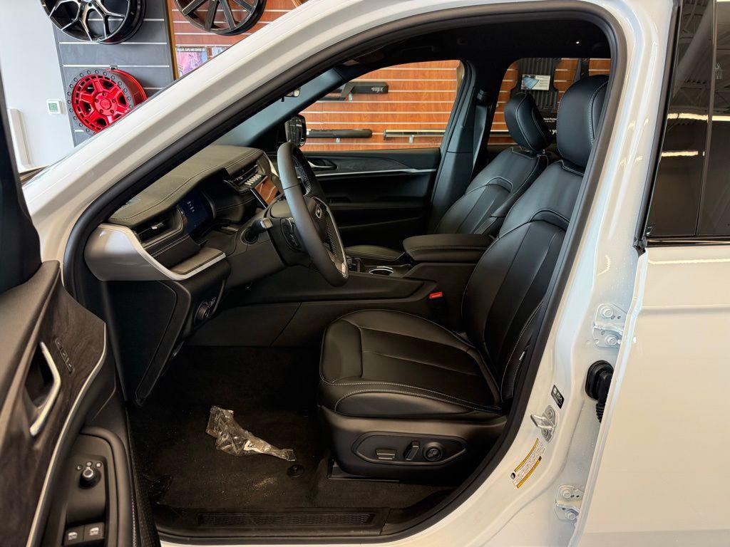new 2025 Jeep Grand Cherokee car, priced at $38,689