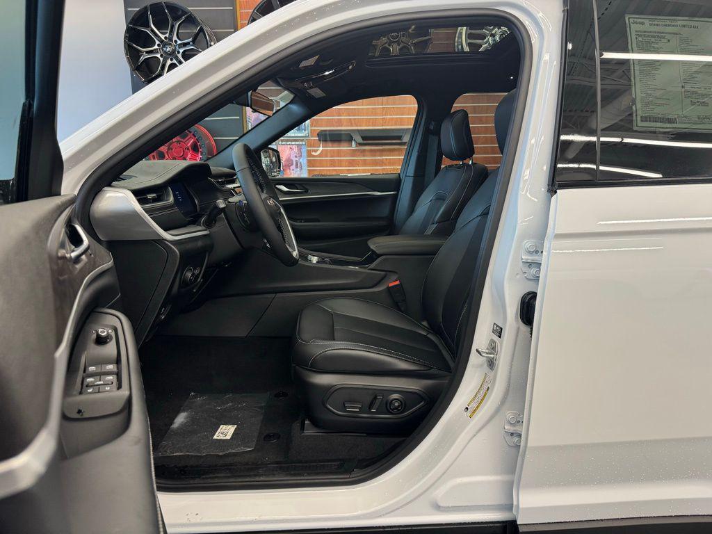 new 2025 Jeep Grand Cherokee car, priced at $43,752