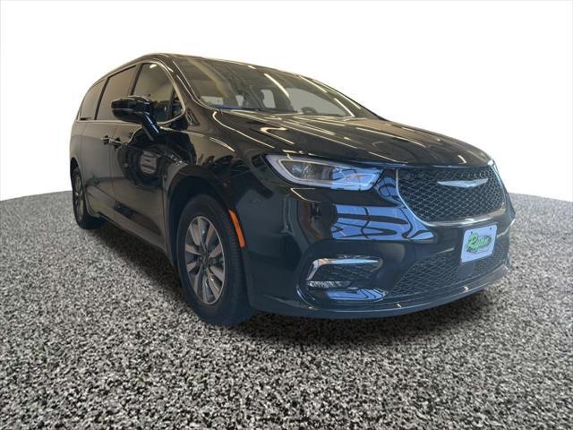 new 2025 Chrysler Pacifica Hybrid car, priced at $37,481