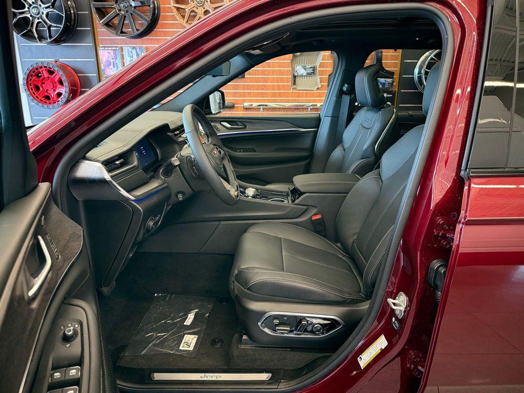 new 2025 Jeep Grand Cherokee car, priced at $58,983