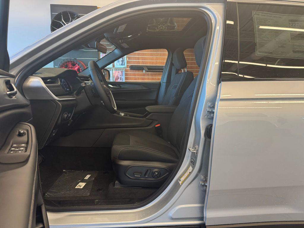 new 2025 Jeep Grand Cherokee car, priced at $37,345