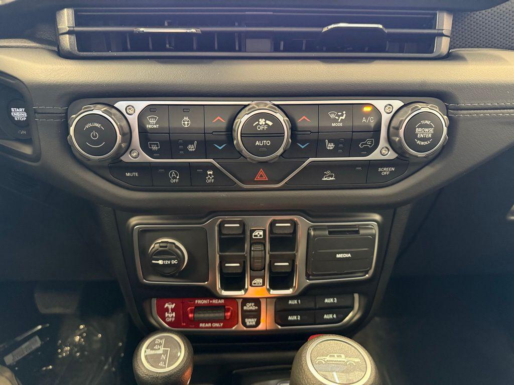 new 2025 Jeep Gladiator car, priced at $45,985