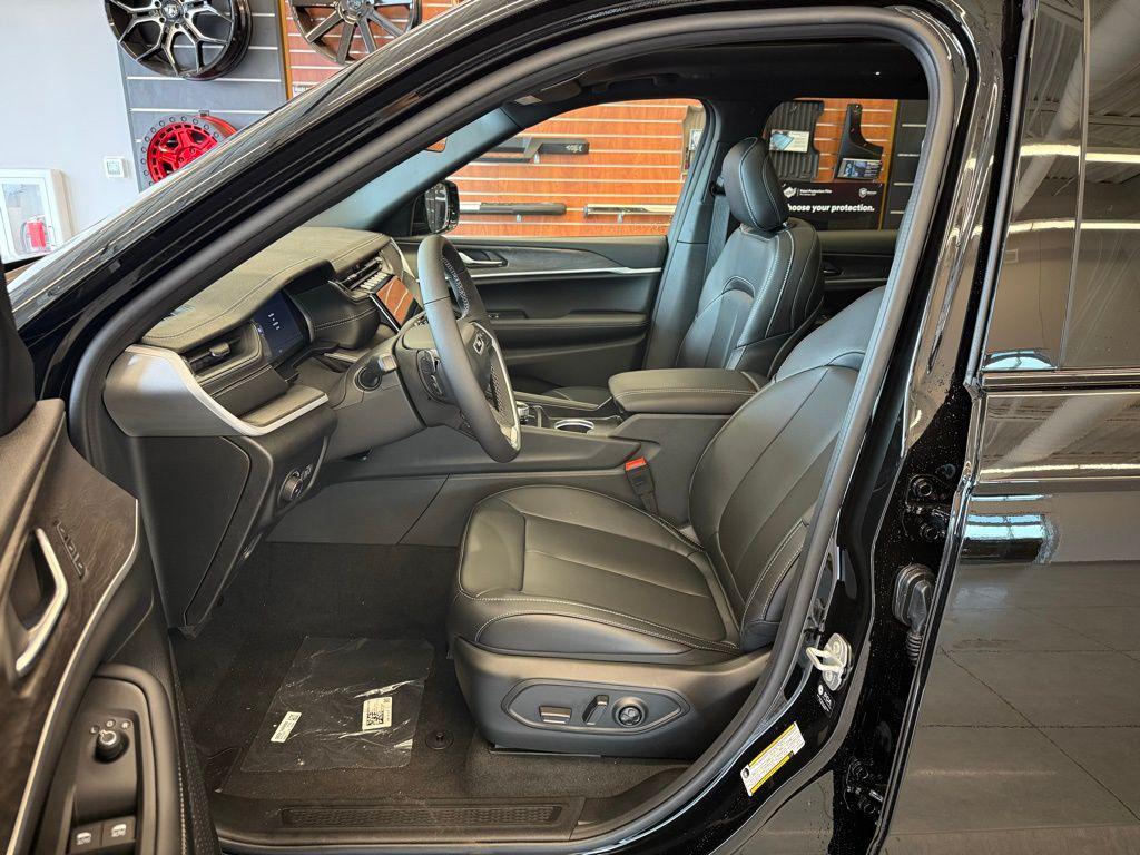 new 2025 Jeep Grand Cherokee car, priced at $48,946