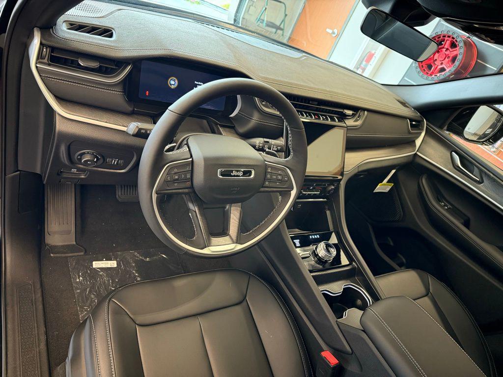 new 2025 Jeep Grand Cherokee car, priced at $48,946