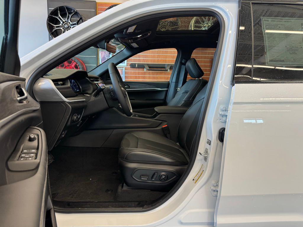new 2025 Jeep Grand Cherokee car, priced at $43,882
