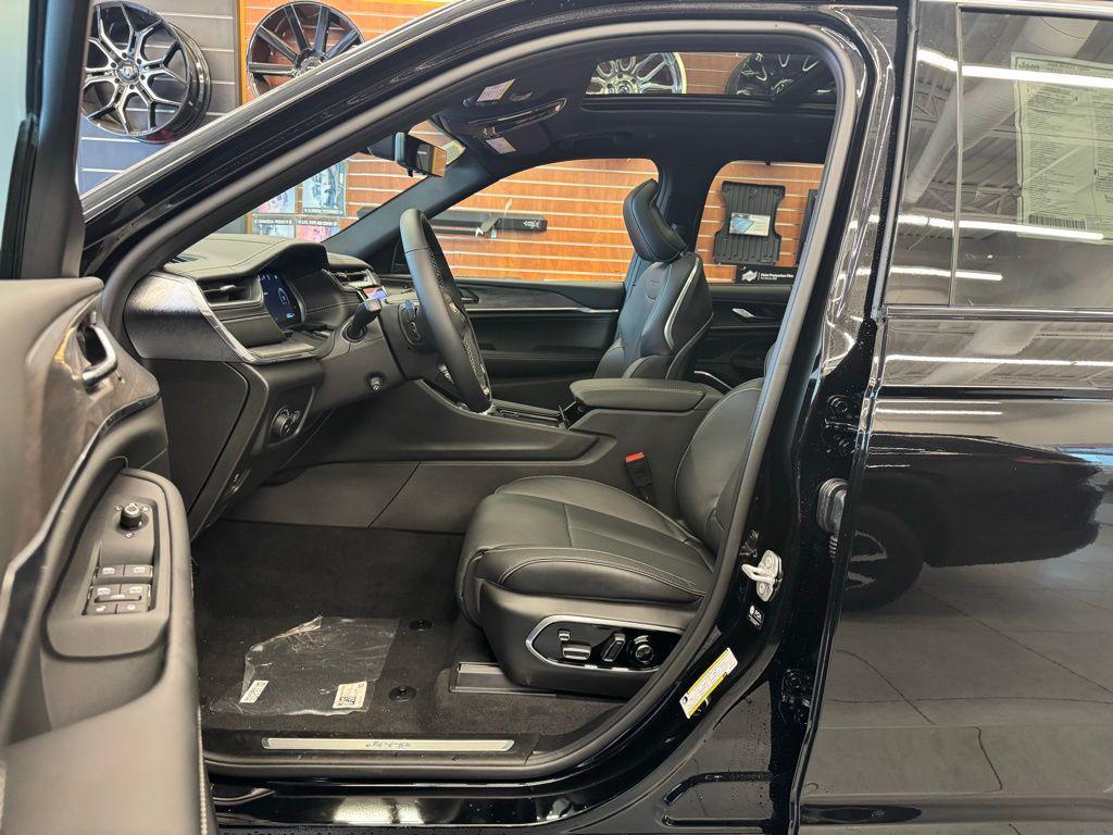 new 2025 Jeep Grand Cherokee car, priced at $58,983